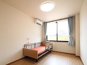 明るい居室のベッド  