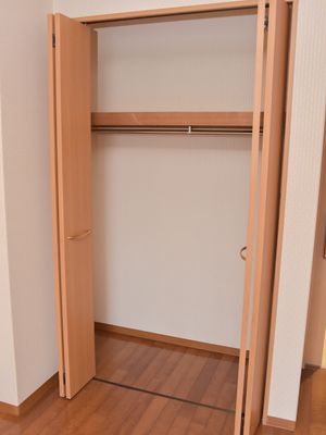 開いた木製のクローゼット