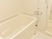 浴室は、白でまとめられた爽やかなデザインになっている。周囲の壁には頑丈な手すりが設置されていて、安心して入浴できる。