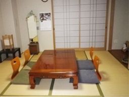 低めのテーブルと畳の和室