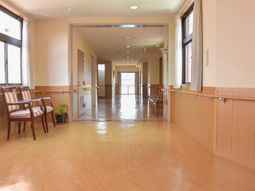 明るい廊下の光景