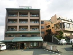 多階層の建物のエントランス