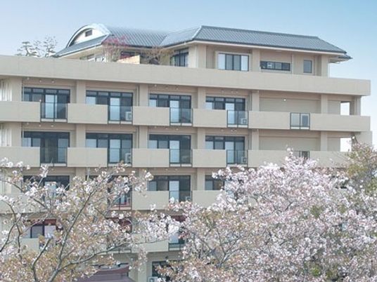 桜越しの施設外観  