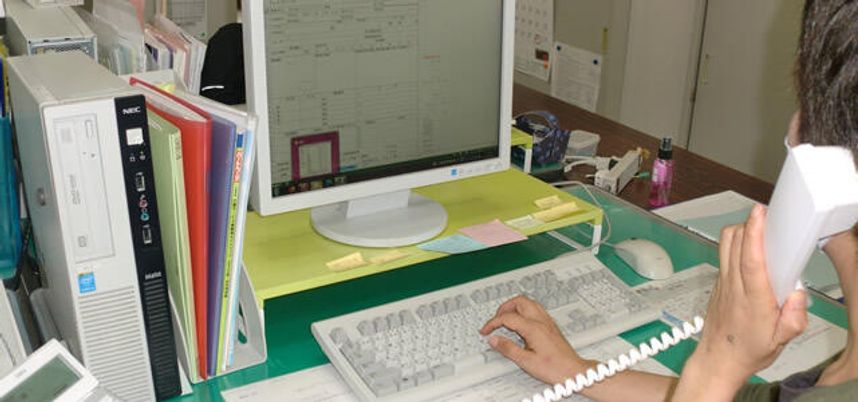 事務作業をしている人