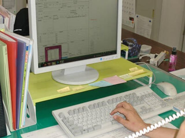 事務作業をしている人 スタッフイメージ ゆったりした環境で、丁寧な事務作業を行うスタッフの様子です。サポート体制を大切にしています。