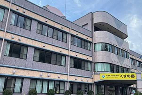 三階建ての建物外観