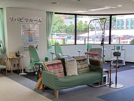 リハビリ室の明るい空間  