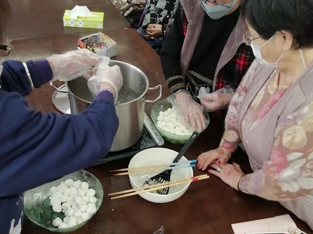 団子作りの様子 スタッフイメージ 和やかな雰囲気の中で団子作りを行っています。交流を深めながら、楽しく共同作業が可能です。