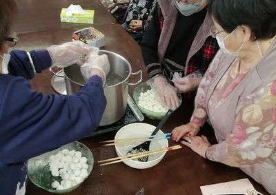 団子作りの様子