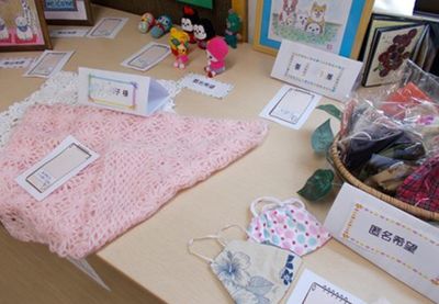 手作り作品が展示されたテーブル