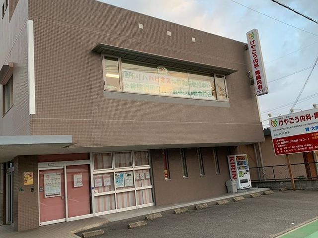 鮮やかな外観 外観 壁が明るい色で仕上げられており、入り口も広々としていて利用しやすい設計です。