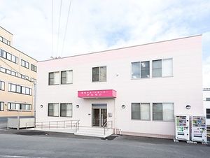 明るく清潔な外観