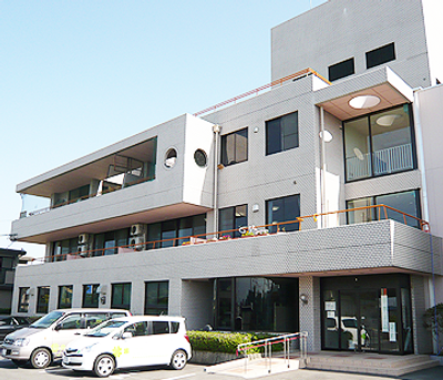 広々とした建物外観