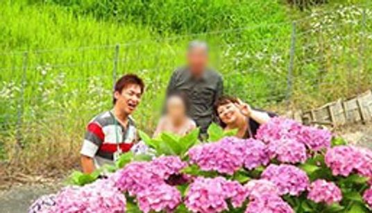 笑顔の人々と花の庭