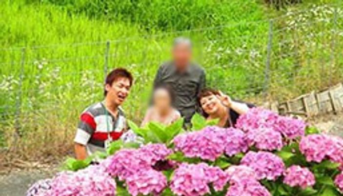 笑顔の人々と花の庭