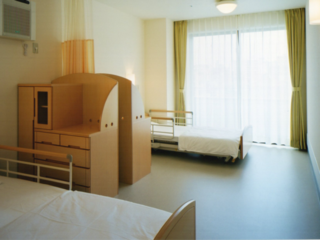 居心地の良い居室 居室 ゆとりある広さのある居室で、安らぎと快適さをご提供しています。窓から自然光が差し込み、明るく開放的な雰囲気です。