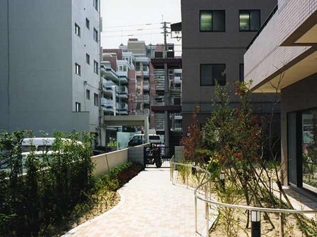 居心地の良い中庭 中庭 清潔感溢れる静かな中庭で、穏やかな時間を過ごすことができます。周囲の建物に囲まれ、都会のオアシスを感じさせる空間です。