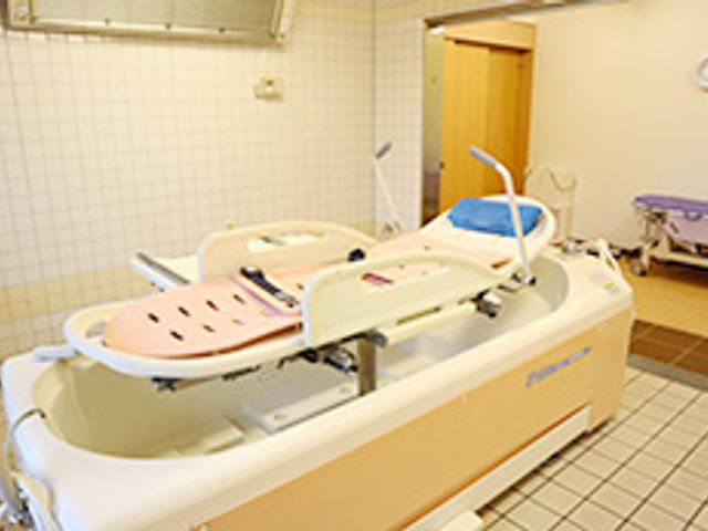広々とした浴槽の浴室 浴室   広い浴槽が設置された明るいスペースです。サポートが行いやすい環境で働けます。