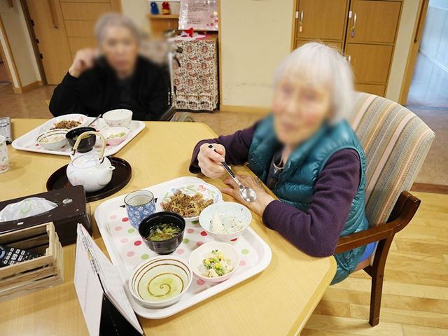リビングでの食事