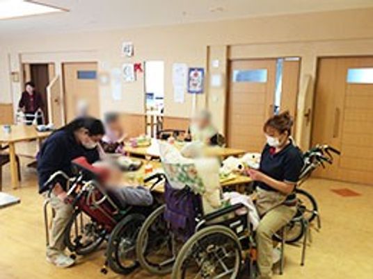 輪になりくつろぐ人々