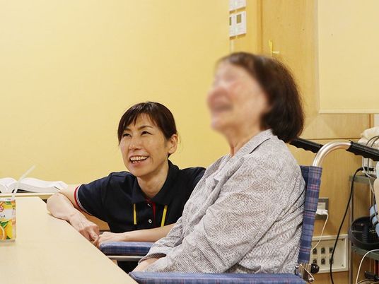 笑顔の交流の様子