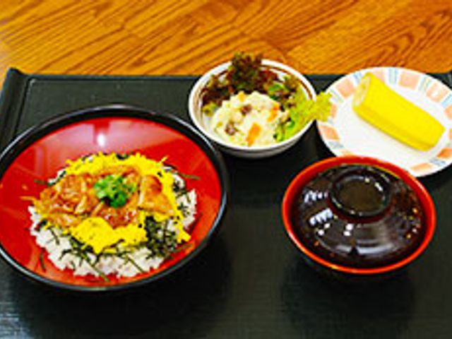 色とりどりの料理 料理 栄養バランスの取れた食事は、日々の生活をサポートします。郷土料理の提供もあります。