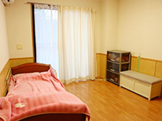 広々とした居室 居室 開放感のある居室では、自然光が取り入れやすく、快適に過ごせます。ベッドの配置も工夫されています。