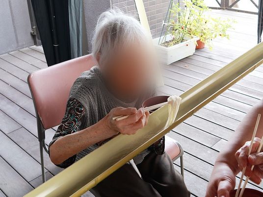 楽しむ様子の中庭