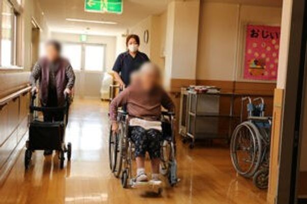 車椅子の方々の廊下