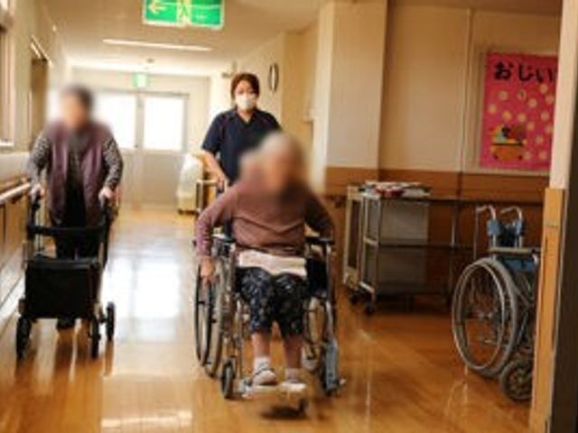 車椅子の方々の廊下 廊下 光が差し込む廊下を、車椅子の方々が楽しげに進んでいます。交流しやすい空間です。