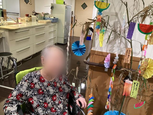 手作り飾りのある室内 内観 手作りの飾りが施された空間です。落ち着いた雰囲気の中で、安心して過ごせます。