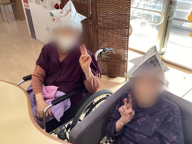 リビングでくつろぐ様子 リビング 広々としたリビングで、自然光が差し込む明るい空間です。リラックスした雰囲気で過ごせます。