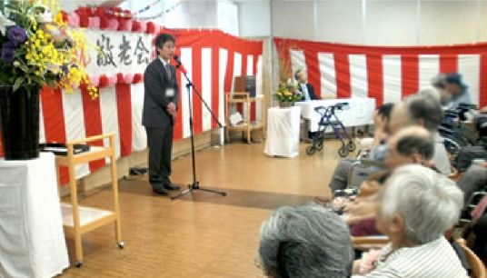人が集まる多目的室