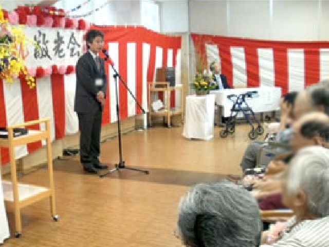 人が集まる多目的室 多目的室 和やかな雰囲気の中、話を聴く時間を過ごせます。イベントや集会に適した広さです。