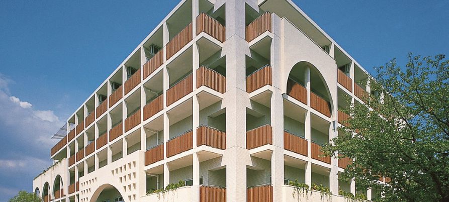 緑に囲まれた建物外観
