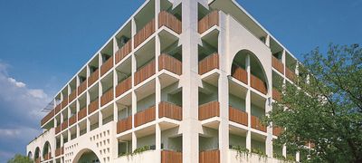 緑に囲まれた建物外観