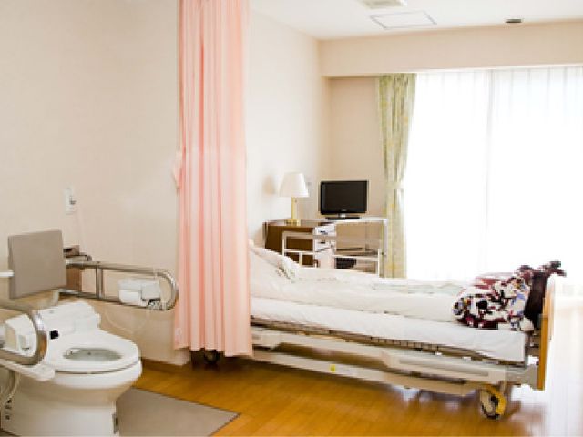 開放感ある居室 居室 明るい自然光が差し込む広々とした居室です。リラックスしながらゆったりと過ごせます。
