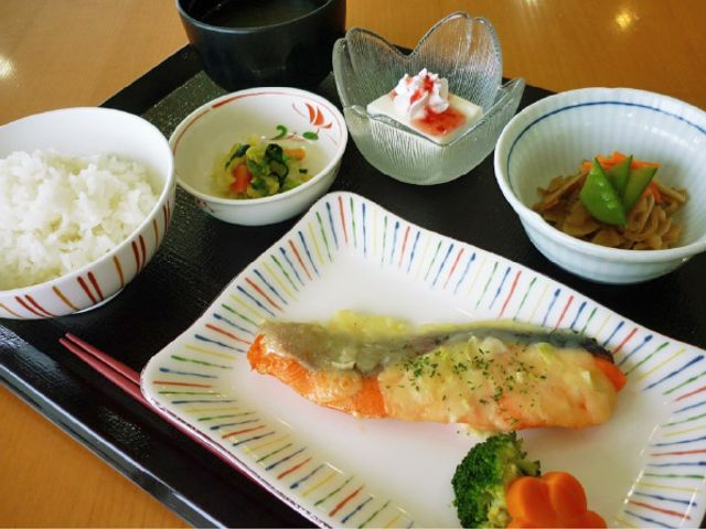 ヘルシーな食事メニュー 料理 彩り豊かな食事が提供されています。栄養バランスの取れた献立で、健康的な生活をサポートします。