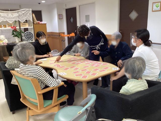 テーブルでの活動の様子 ラウンジ 広々としたラウンジで、和やかな雰囲気の中、皆でカードゲームを楽しんでいます。