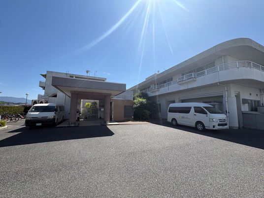 明るい建物外観  