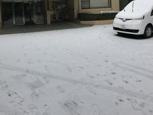 雪のある施設前の外観  