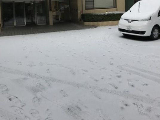 雪のある施設前の外観  