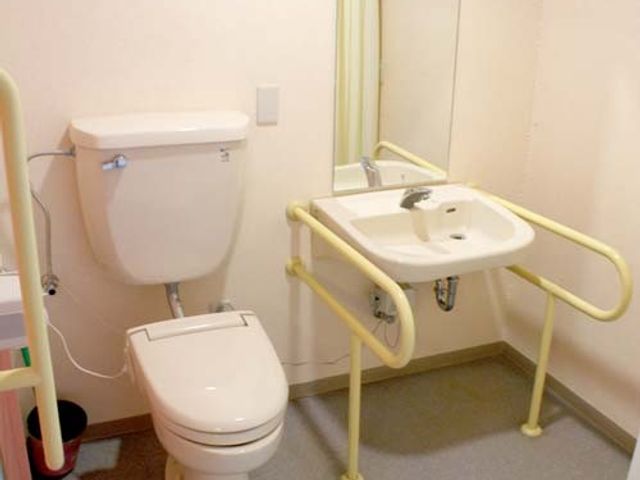 手すり付きのトイレ トイレ 手すりが設置されたトイレは、安全に配慮されており快適に利用できます。