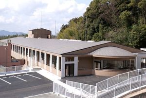 緑が広がる建物の外観