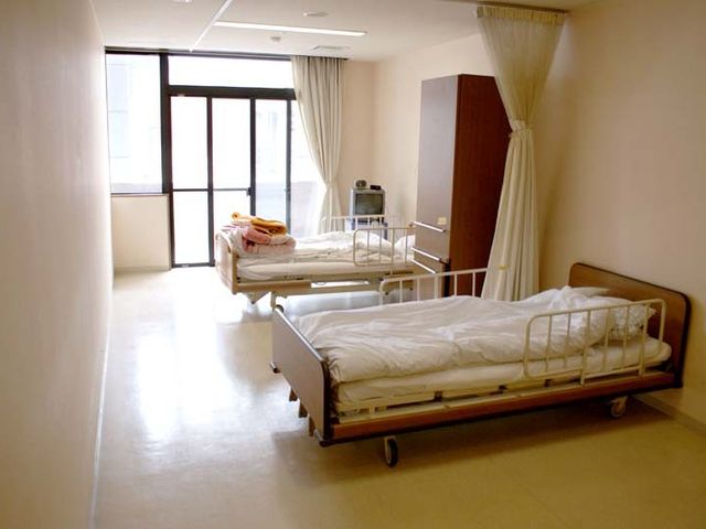広々とした居室 居室 自然光が差し込む明るい部屋です。リラックスした時間を過ごせる空間になっています。