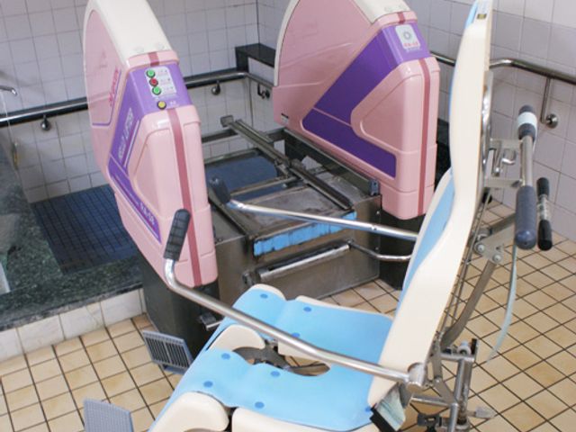 リフト付き浴槽の浴室 浴室 車椅子でも利用可能なリフト付き浴槽があるため、安全に入浴できます。