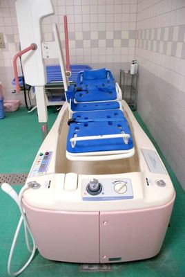 機能訓練用の施設浴室
