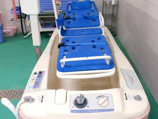 機能訓練用の施設浴室 浴室 身体のサポートが可能な機能的な浴槽がある設備です。快適に利用できます。