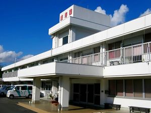 白い建物の外観  