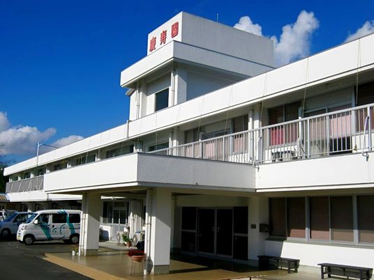 白い建物の外観  